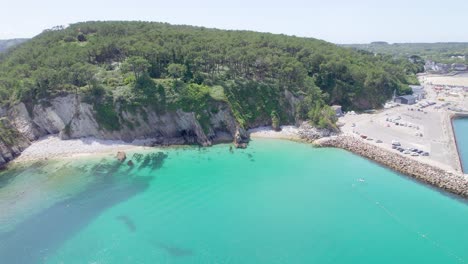 Crozon-beach-of-Brittany-and-harbour-with-cliff-with-turquoise-sea-water-in-France