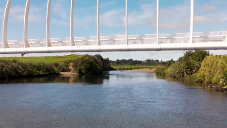 drone vuela bajo el puente de te rewa rewa, new plymouth