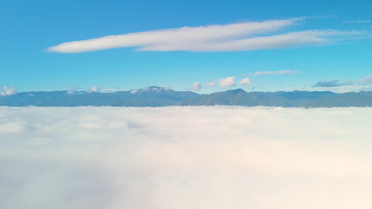구름의 카, 산의 배경으로 두꺼운 구름 층, 은 안개의 바다와 은 파란 하늘, 구름으로 인 산 계곡과 산맥