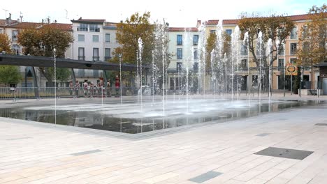 Fuentes-En-La-Plaza-De-Beziers,-Francia