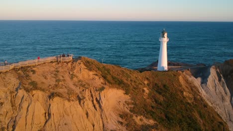 toma de drone de la puesta de sol del faro de castle point