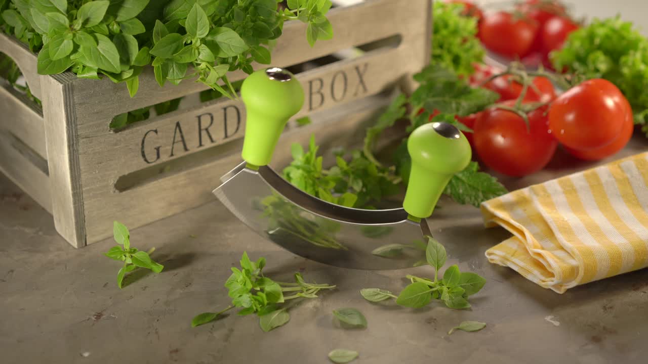 신선한 정원 허브와 나무 상자와 함께 mezzaluna 칼