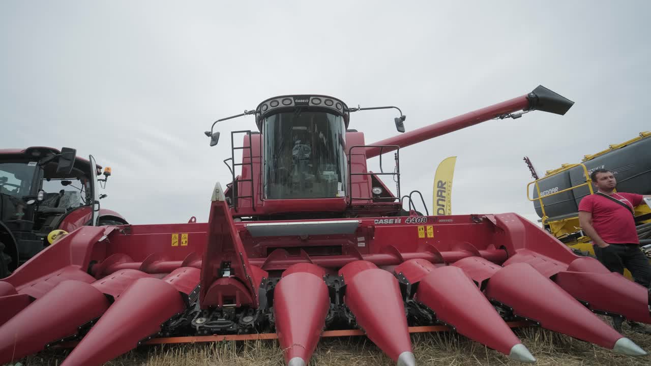 demostración de maquinaria agrícola en una exposición. los tractores operan en el campo, mostrando sus capacidades y rendimiento en acción