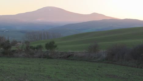 los primeros rayos del amanecer iluminan el campo de toscana italia