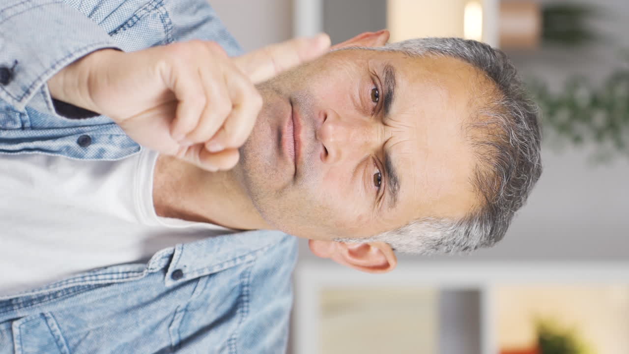 video vertical del hombre que quiere silencio.