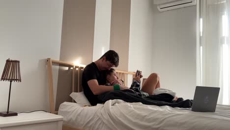 pareja relajándose juntos en el dormitorio