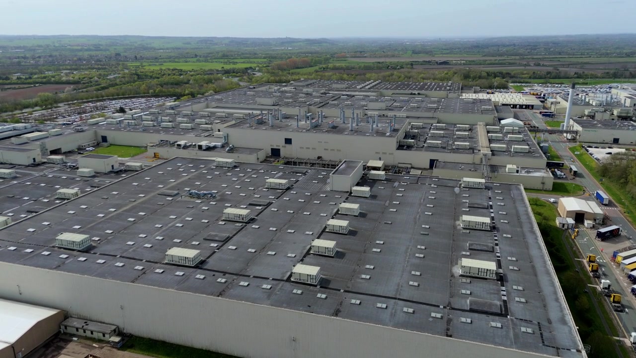 Luftfoto af et massivt industriområde og et kommercielt produktionskompleks