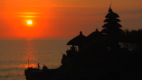 The-Pura-Tanah-Lot-Temple-Overlooks-Reflections-In-The-Ocean-3