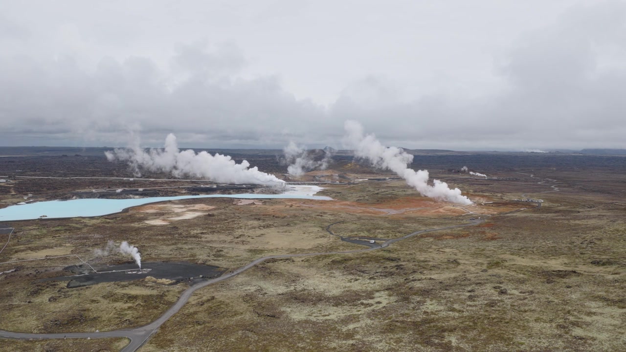 Il campo geotermico di Seltun rilascia molteplici pennacchi di vapore accanto a pozze minerali e terreno vulcanico brullo vicino alla Route 42, penisola di Reykjanes, Islanda, diapositiva.
