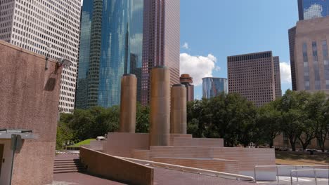 Establecimiento-De-Una-Toma-Del-Parque-De-La-Tranquilidad-En-El-Centro-De-Houston