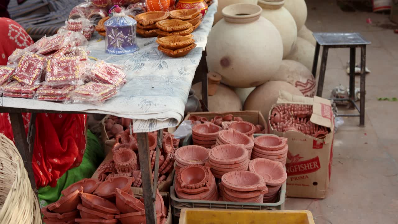 lámpara de aceite de arcilla guardada para la venta en el festival de diwali desde diferentes ángulos