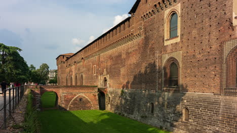 Eingang-Zum-Schloss-Sforzesco-Und-Seinen-Prächtigen-Mittelalterlichen-Mauern,-Mailand,-Italien