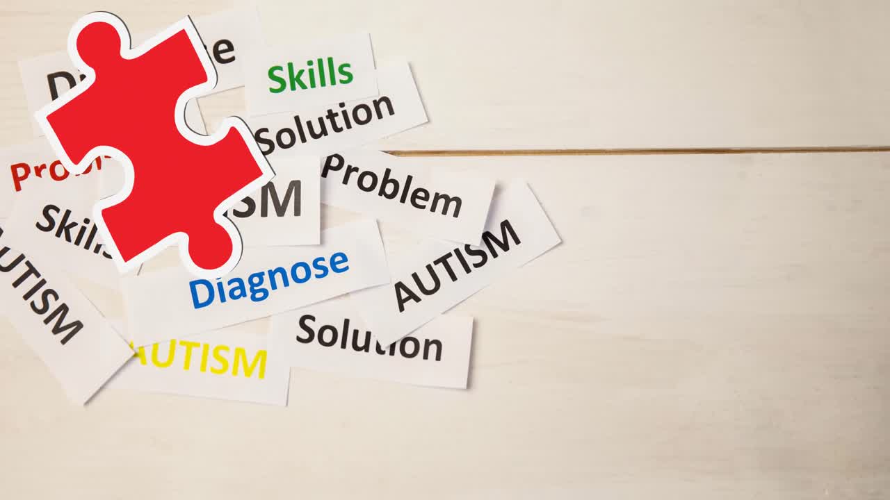 자폐증, 문제 및 백색에 텍스트를 진단하는 빨간색과 노란색 퍼즐 조각의 애니메이션