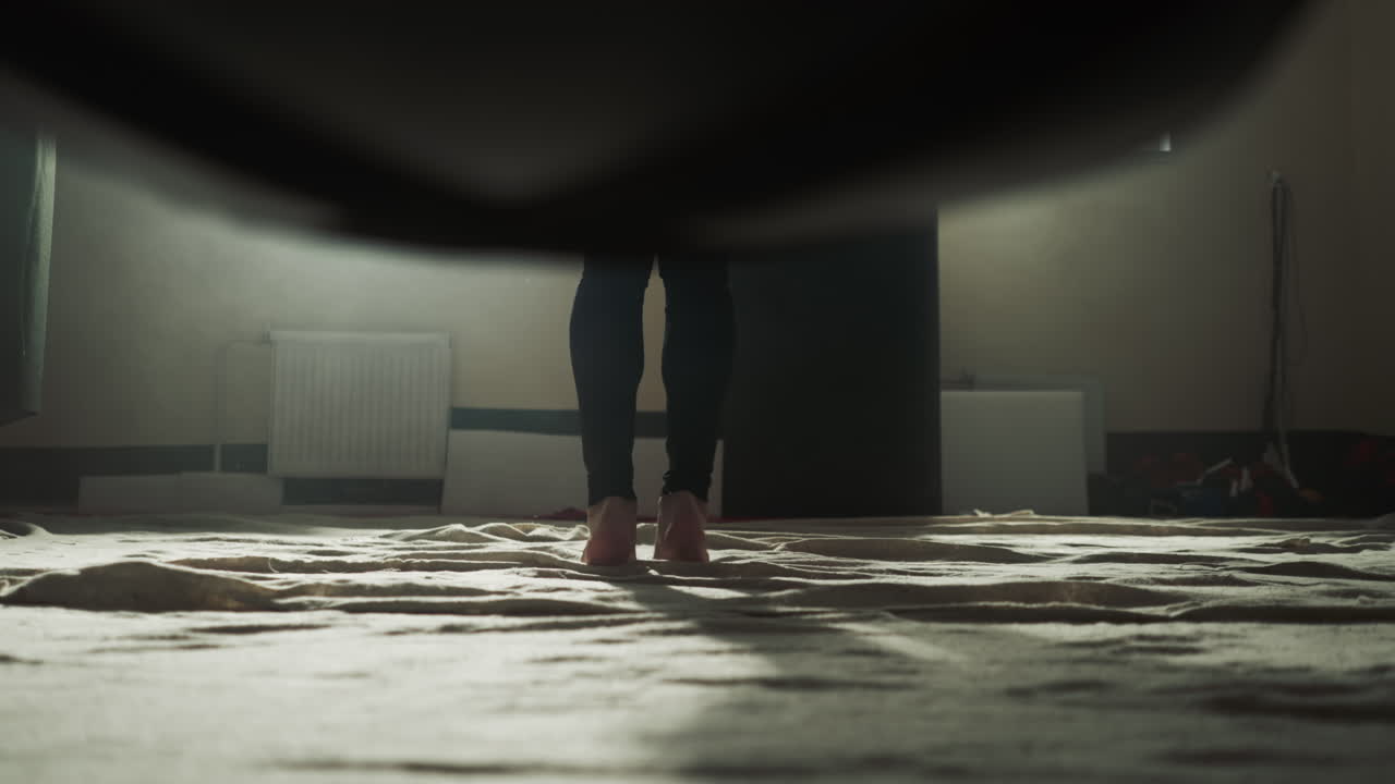 kick-boxer entrena con cuerda de salto en el gimnasio de combate de cerca. deportista descalzo hace ejercicios con corda de saltado en el club soleado en cámara lenta. técnica de entrenamiento