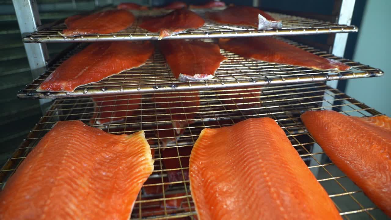 Filetti di salmone affumicati e saporiti preparati.