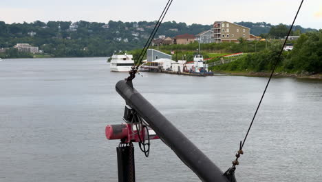 Crucero-En-Barco-Fluvial-Bb-Navegando-Por-El-Tranquilo-Río-De-Ohio-En-Cincinnati,-Estados-Unidos