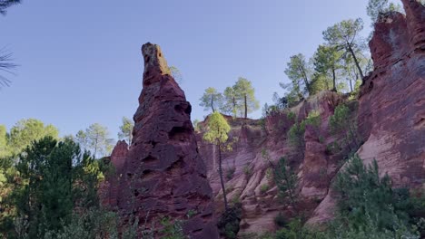 Emocionante-Estructura-Rocosa-En-El-Sur-De-Francia-En-La-Naturaleza,-Una-Sola-Columna-De-Roca-En-El-Vlad-Bajo-El-Sol-Cerca-De-Abt