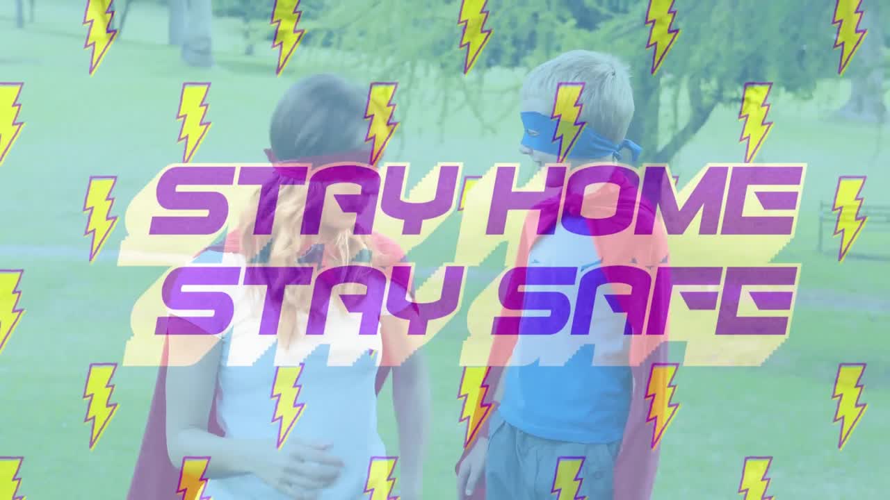 텍스트의 애니메이션 집에 머물 백인 여성과 그녀의 아들이 망토를 입고 안전하게 지내십시오