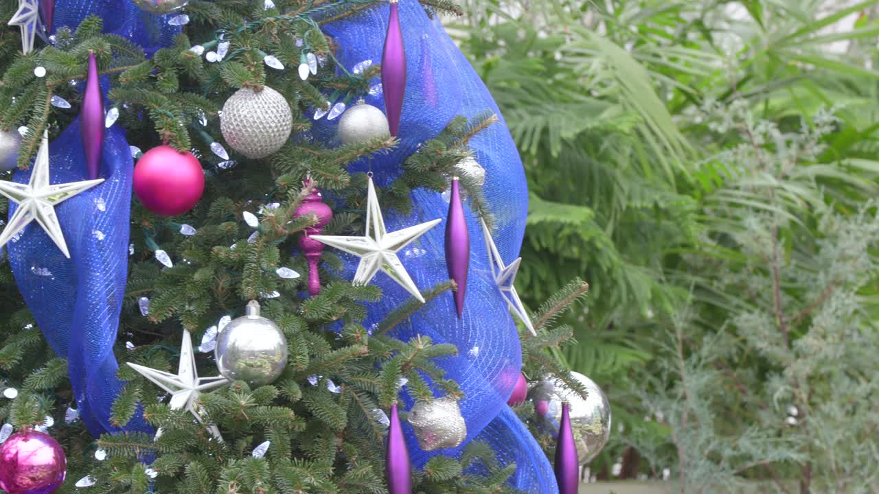 축제 파란색과 보라색 장식으로 장식 된 크리스마스 트리