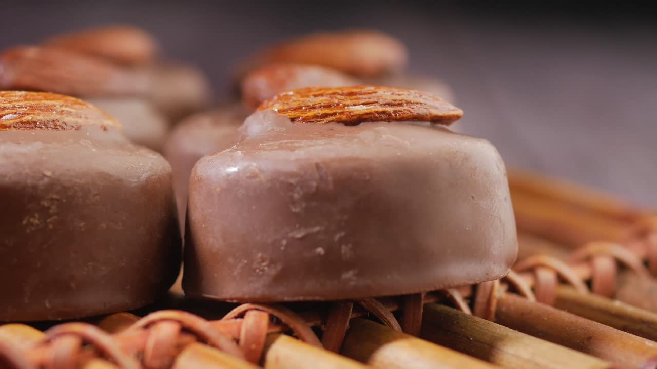 Bombons de chocolate com amêndoas