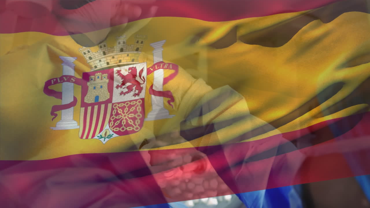 animación de una bandera española ondeando sobre una cirujana que ata una máscara quirúrgica a un cirujano masculino en un hospital.