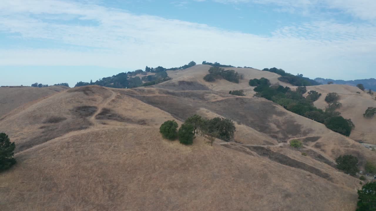 valle montañoso con niebla y humo de incendios forestales en california