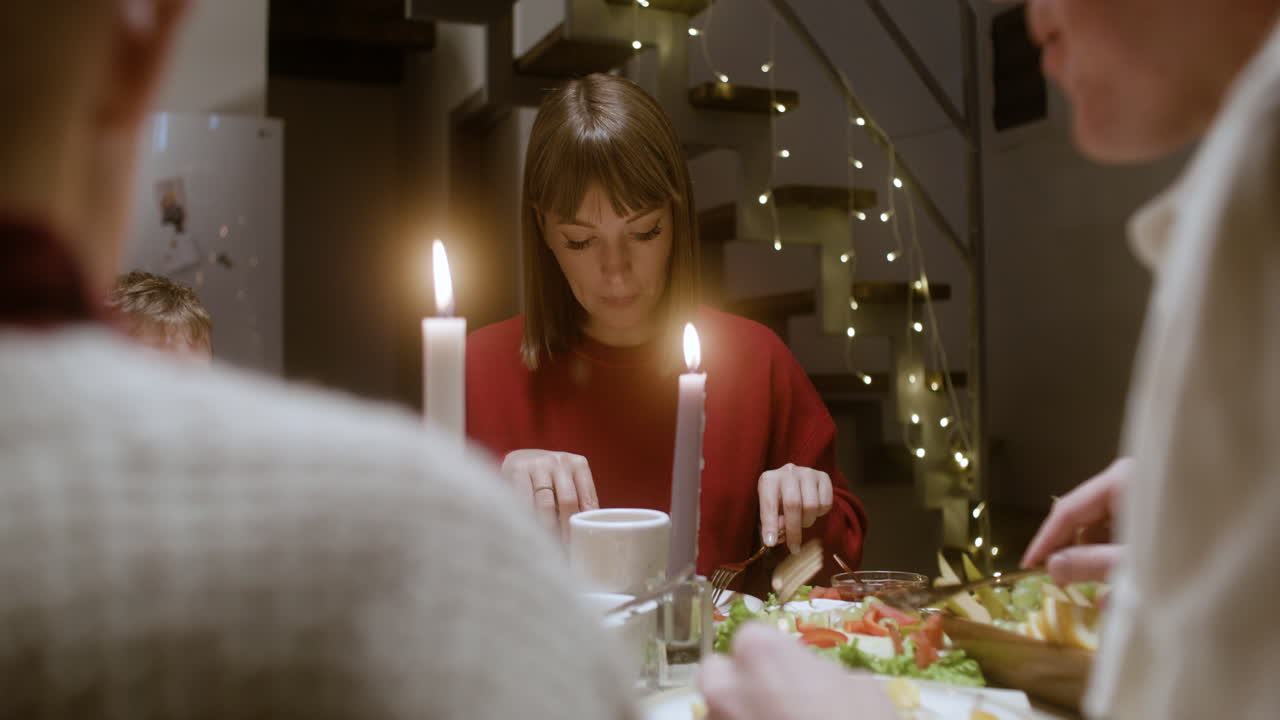celebración de la víspera de año nuevo en la sala de estar.