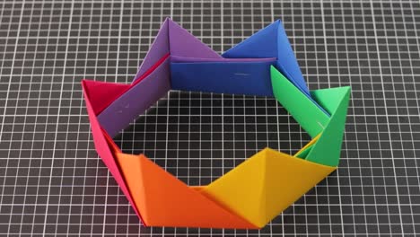 Modulare-Origami-Krone-In-Regenbogenfarben,-Mit-Präzision-Und-Kreativität-Gefertigt