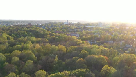 Vista-Aérea-De-Drones-Del-Parque-Oakwood-En-Kaunas,-Lituania