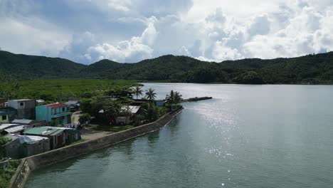 tomada aérea de un dron de una tranquila ciudad costera con un impresionante paisaje nublado y aguas prístinas en baras, catanduanes