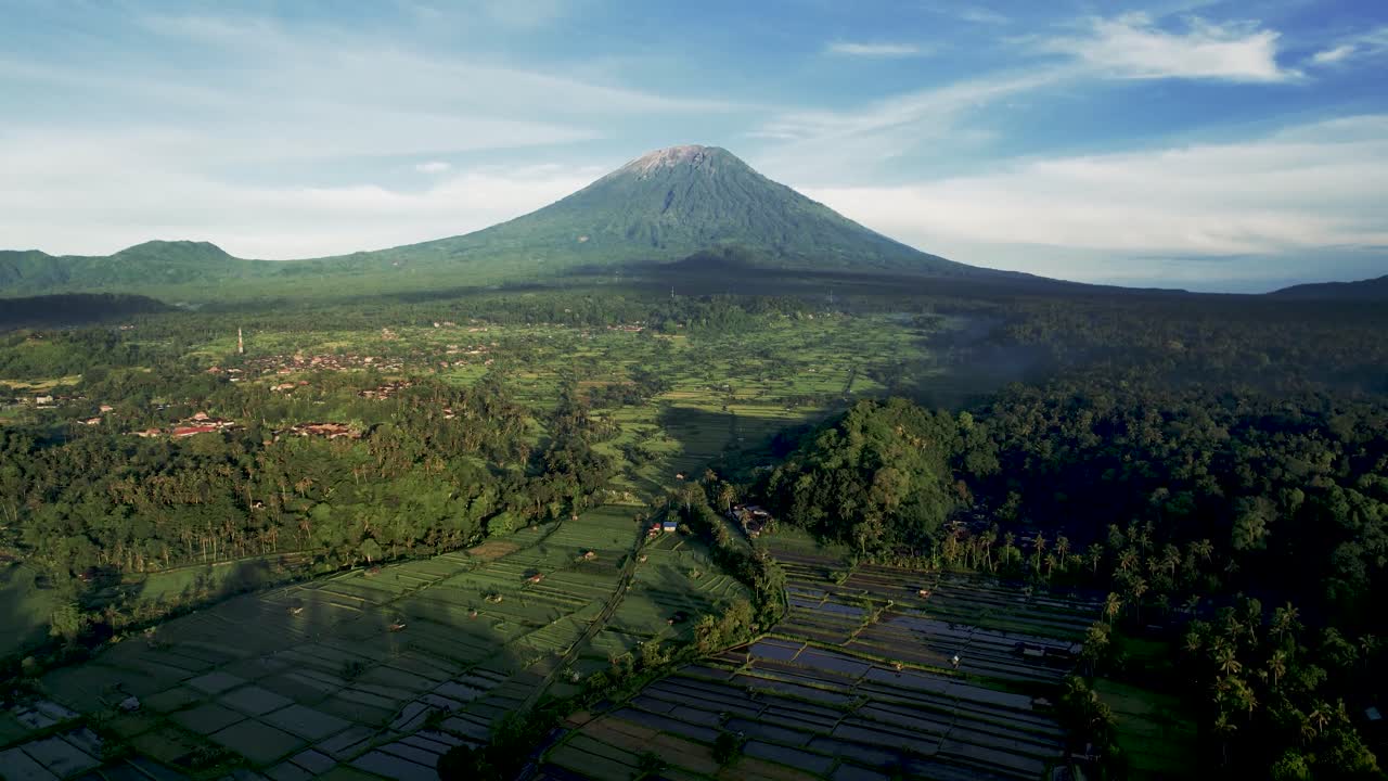 Monte Agung con terrazzamenti di riso verdi all'alba.