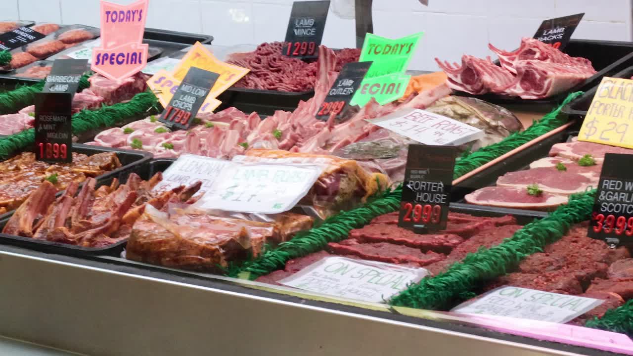 varias carnes expuestas en un puesto de mercado