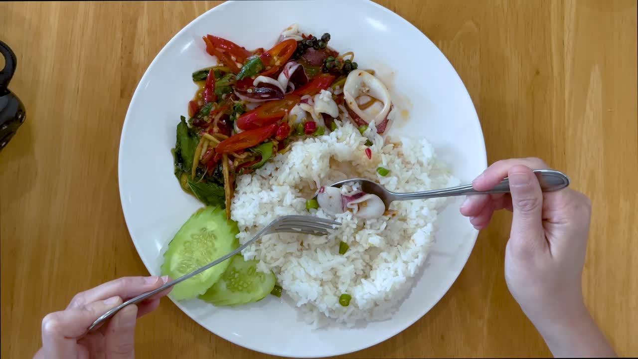 태국 음식을 먹는 것