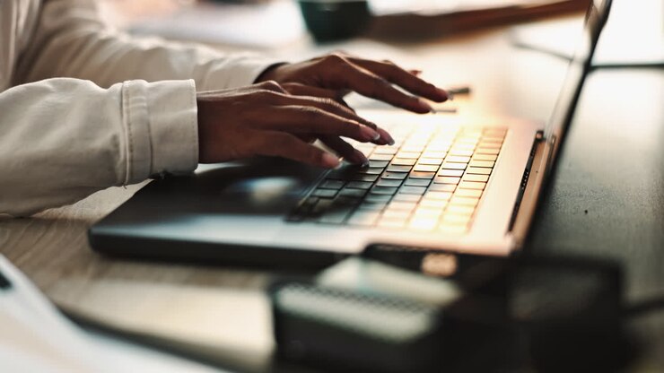 Hände, die auf Laptoptastatur schreiben