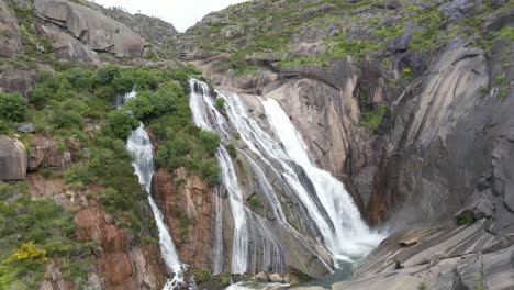 Vista-Aérea-De-La-Cascada-De-Ezaro-En-Galicia,-España