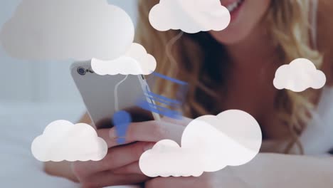 animación de nubes e iconos digitales sobre una mujer usando un teléfono inteligente