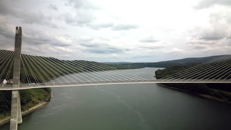 vista aérea lateral de un puente colgante sobre un gran río