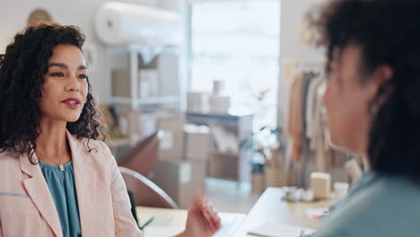 mujeres diseñadoras, apretones de mano y moda en el taller
