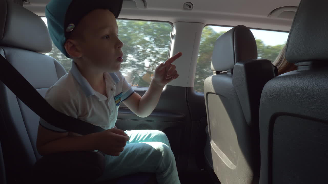 niño atado con cinturón de seguridad viajando en coche