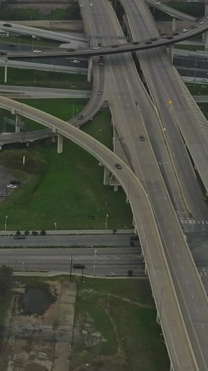 Vista aerea di autostrade e strade nel centro di Dallas, Texas, durante il giorno