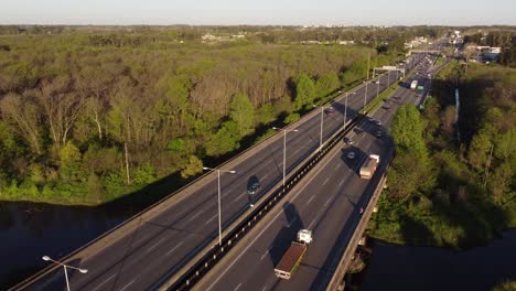 vista panorámica aérea de la concurrida carretera sobre el río y rodeada de vegetación, buenos aires