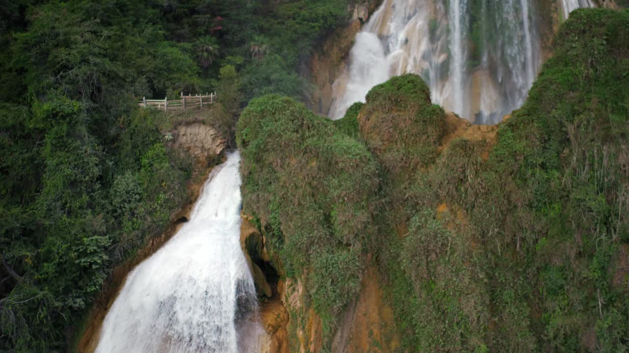 toma cinemática aérea de la cascada velo de novia en el parque chiflon, chiapas
