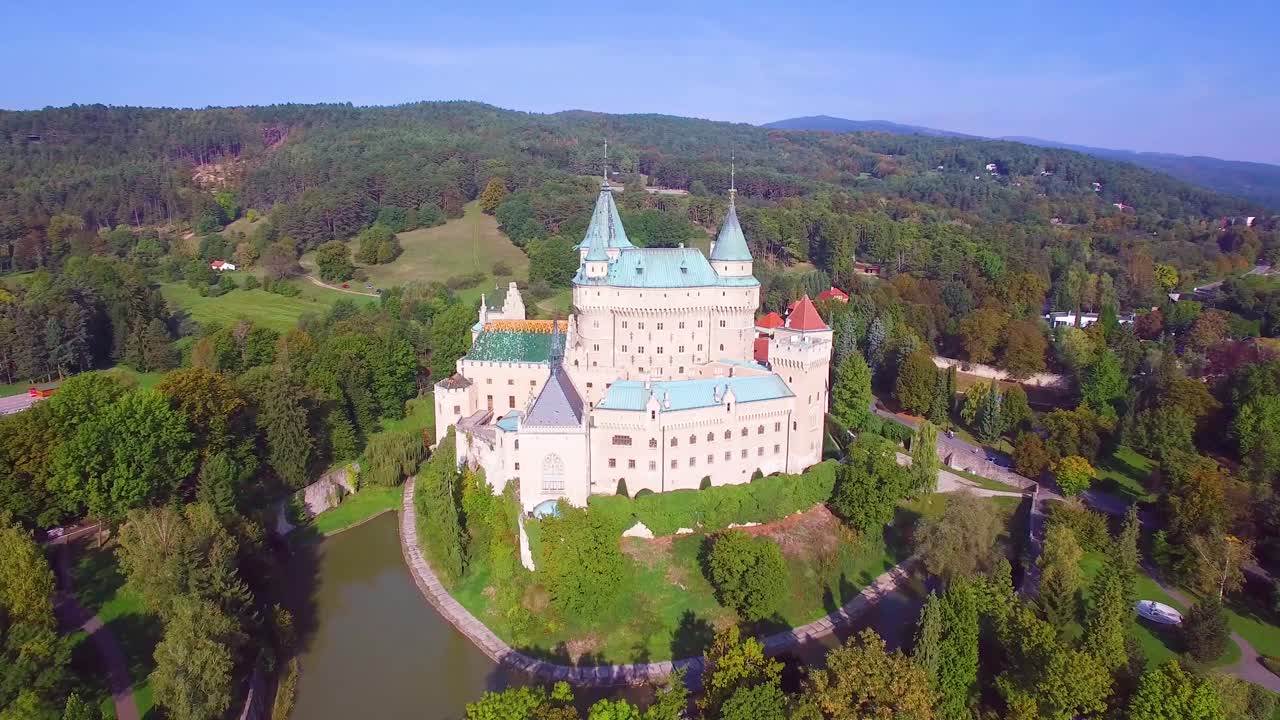 una hermosa vista aérea del romántico castillo de bojnice en eslovaquia