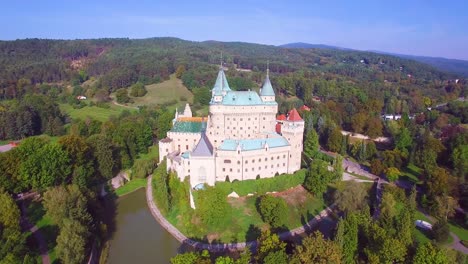 Una-Hermosa-Vista-Aérea-Del-Romántico-Castillo-De-Bojnice-En-Eslovaquia