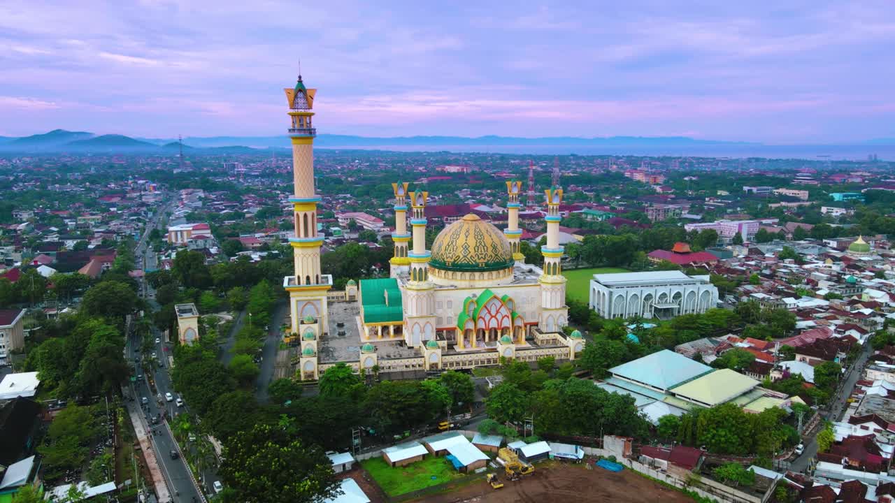 mezquita amarilla (mezquita habbul wathan) en indonesia, vista aérea de drones mezquita día soleado, cielo azul, puesta de sol. indonesia parte de la ciudad, centro, hermosa mezquita en el mundo