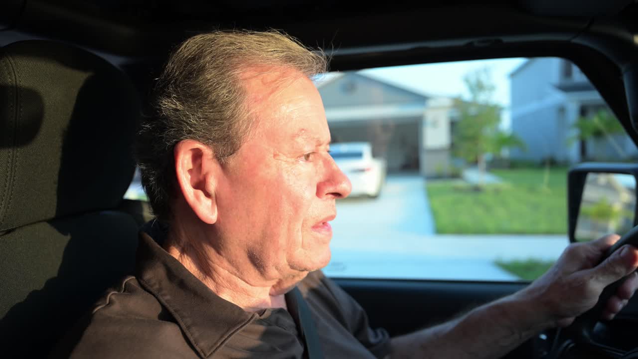 En eldre borger kjører inn i den varme Florida-solen, med fokus på ærend han må gjøre