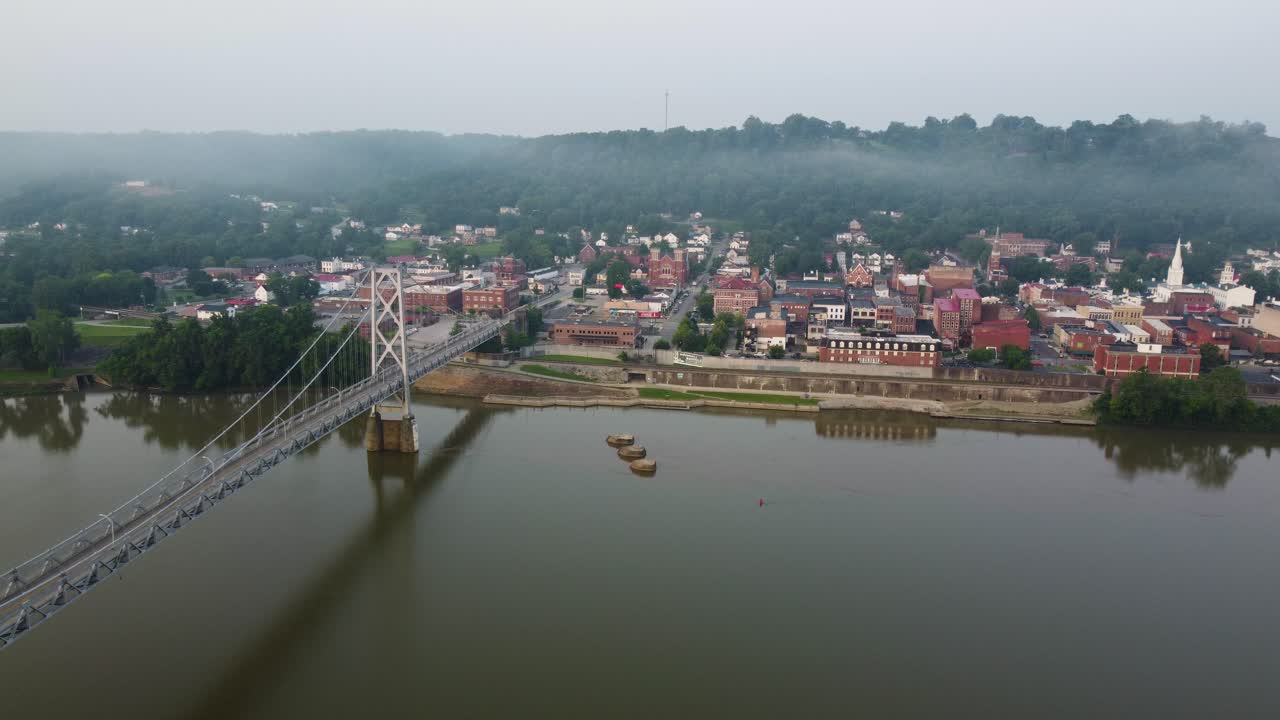 maysville, centro histórico de kentucky a lo largo del río ohio con el puente conmemorativo simon kenton