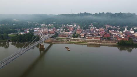 Maysville,-Centro-Histórico-De-Kentucky-A-Lo-Largo-Del-Río-Ohio-Con-El-Puente-Conmemorativo-Simon-Kenton