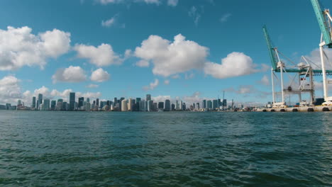 la ciudad de miami y el puerto desde el pov de un barco en movimiento rápido en un día soleado