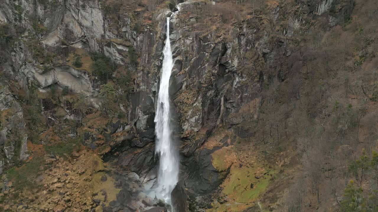 una poderosa corriente del río talló su camino a través de la montaña rocosa negra